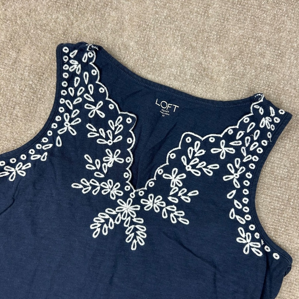LOFT‎ Outlet Tank Top Womens XS Navy Floral Embroidered Sleeveless Split Neck